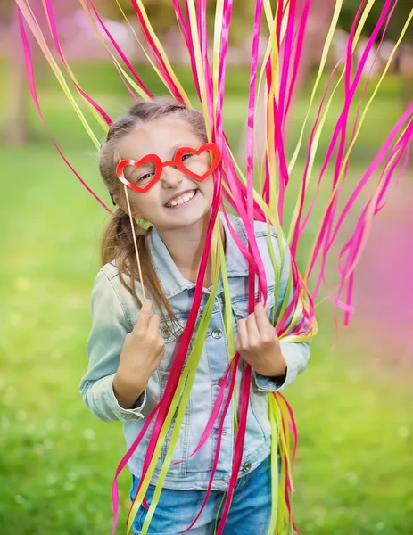 Маленькая девочка в смешных бумажных очках — стоковое фото