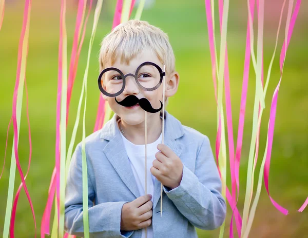 Niño pequeño con bigote de papel divertido y gafas — Foto de Stock