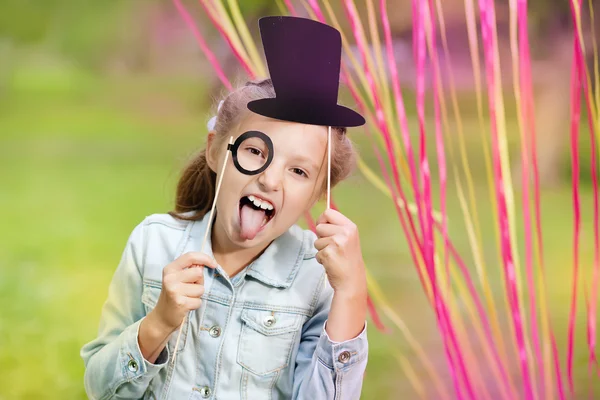 Menina com óculos de papel engraçado e chapéu — Fotografia de Stock