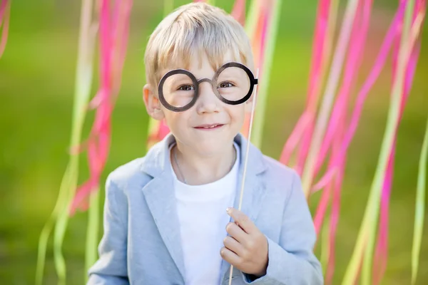 Menino com óculos de papel engraçados — Fotografia de Stock