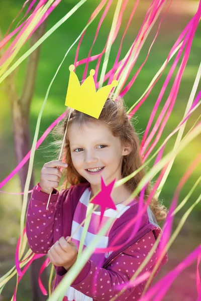 Kleines Mädchen mit einer Papierkrone — Stockfoto