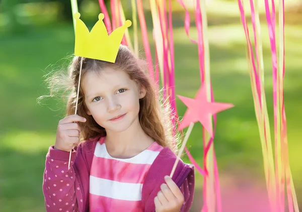 Menina com uma coroa de papel — Fotografia de Stock