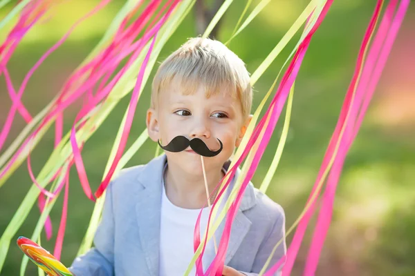 Niño pequeño con bigote de papel divertido — Foto de Stock