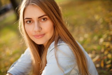 Genç güzel kız sonbahar Park, yakın çekim