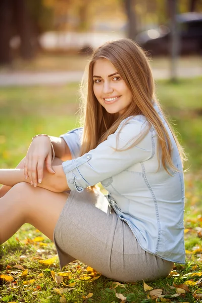 Mooi meisje in herfst park — Stockfoto