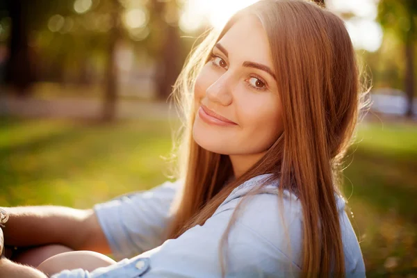 Молодая красивая девушка в осеннем парке, крупным планом — стоковое фото