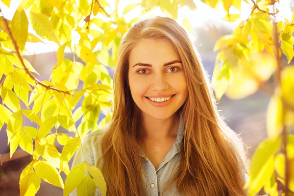 Jovem menina bonita no parque de outono — Fotografia de Stock