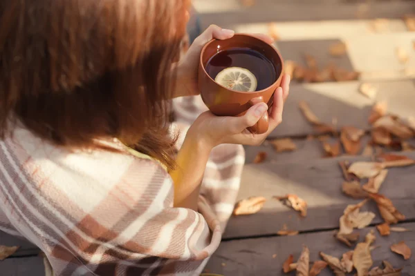 Sıcak fincan sıcak kahve bir kız, ellerinde ısınma açık havada sonbahar — Stok fotoğraf
