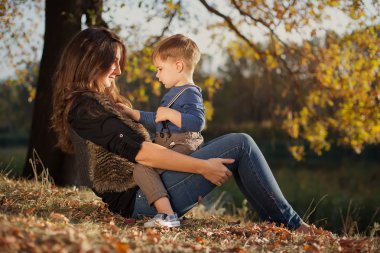 mutlu anne oğluyla sonbaharda açık oynayan