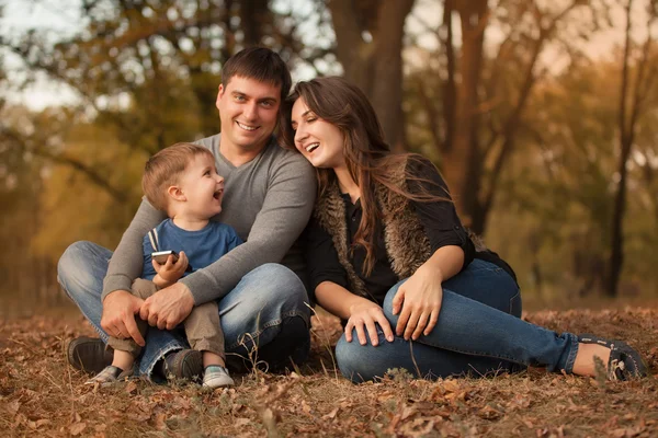 Retrato de família feliz na floresta de outono — Fotografia de Stock