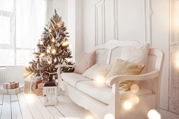 Arbre de Noël avec cadeaux en dessous dans le salon — Photo