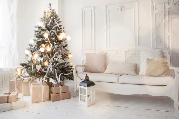 Árbol de Navidad con regalos debajo en el salón —  Fotos de Stock