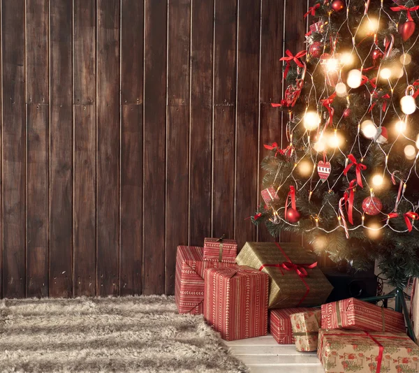 木製の背景とクリスマス ツリー — ストック写真