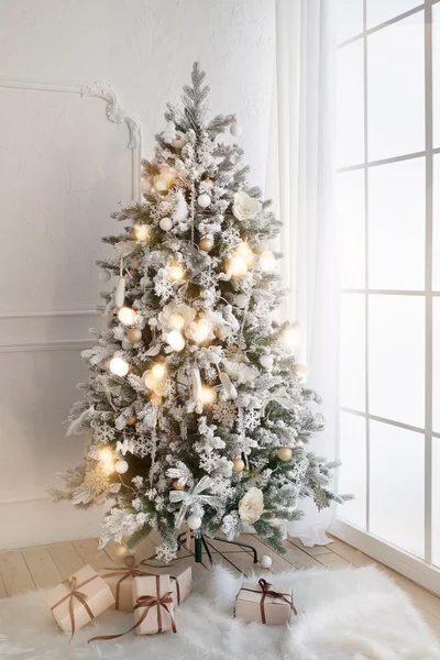 Árbol de Navidad con regalos debajo en el salón — Foto de Stock