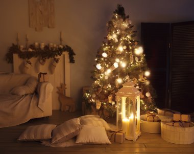 gece Noel ağacı ile oturma odası