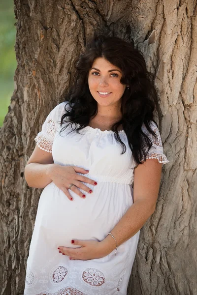 Beautiful pregnant woman in wite dress outside — Stock Photo, Image