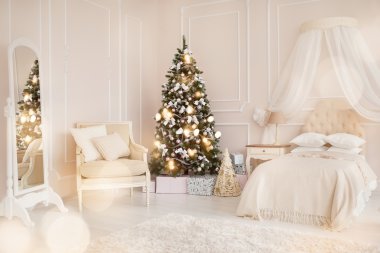 Noel ağacı ile modern çocuğun yatak odası