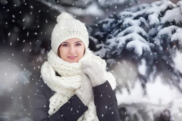 Retrato de una joven mujer bonita al aire libre bajo snovfall . — Foto de Stock