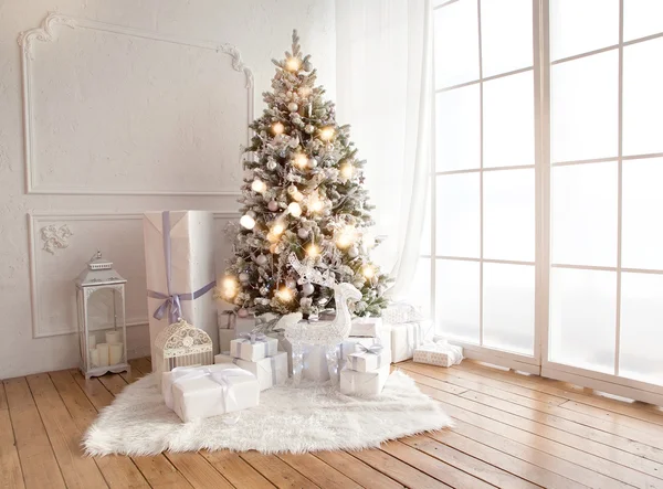 Sala de estar interior com uma árvore de Natal e presentes — Fotografia de Stock