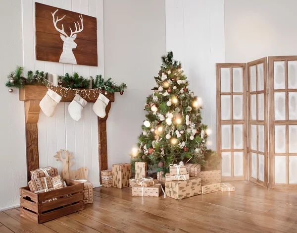 Sala de estar interior com uma árvore de Natal e presentes . — Fotografia de Stock