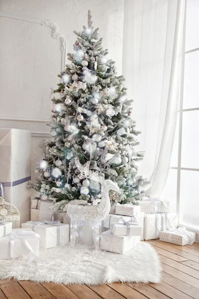 Weihnachtsbaum und Dekoration. — Stockfoto