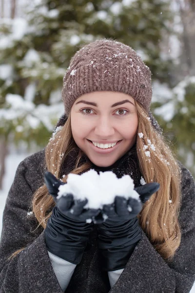Mädchen im Freien Porträt. Winterfrau, die Schnee in einem Park pustet, Nahaufnahme — Stockfoto