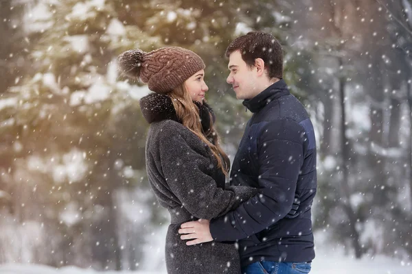 Jeune couple amoureux dans la forêt d'hiver — Photo