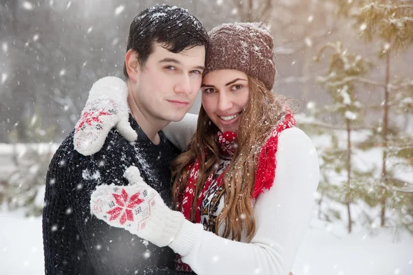 Pareja joven enamorada disfrutando de un paseo en el parque de invierno —  Fotos de Stock