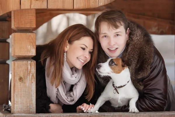 幸せなカップルと彼らの犬の冬の公園でジャック ラッセル テリア — ストック写真