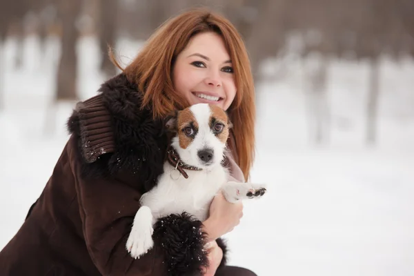 Mulher ruiva jovem ao ar livre com cão bonito - Jack Russell Terrier, temporada de inverno . — Fotografia de Stock