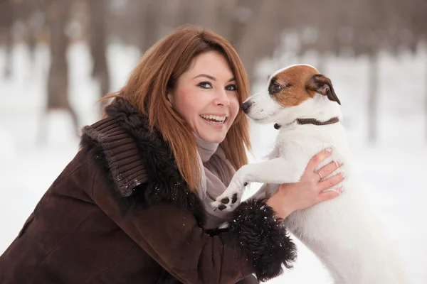 Fiatal vöröshajú nő szabadban aranyos kutya - Jack Russell Terrier, téli szezon. — Stock Fotó