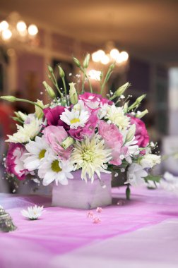 Pembe düğün taze çiçekler ile düzenlenmesi