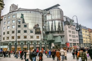 Viyana, Avusturya Stephansplatz Meydanı üzerinde yürüyen insanlar