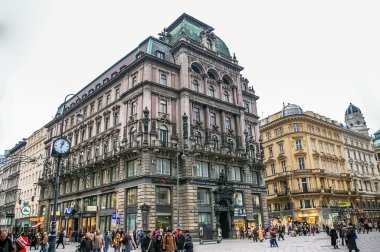 Viyana, Avusturya Stephansplatz Meydanı üzerinde yürüyen insanlar