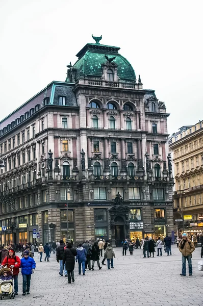 Pessoas caminhando na praça Stephansplatz em Viena, Áustria — Fotografia de Stock