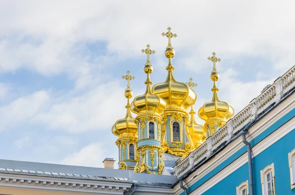 Вид крупным планом на купола и кресты Екатерининского дворца — стоковое фото