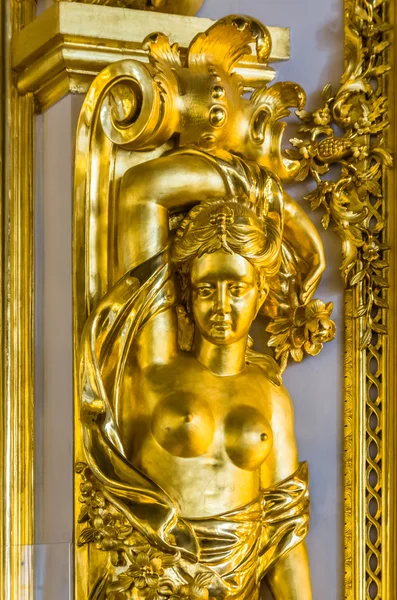 Вид крупным планом на детали золотого интерьера в Katarine Palace — стоковое фото