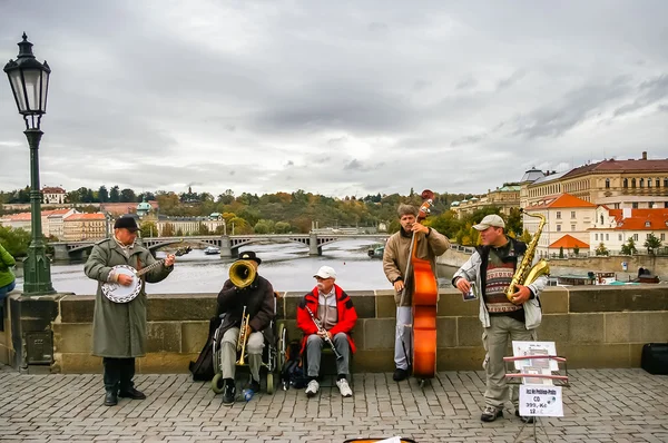 Artistas de rua na Ponte Charles — Fotografia de Stock