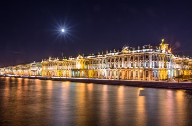 Saint-Petersburg Hermitage Sarayı gece görünümü