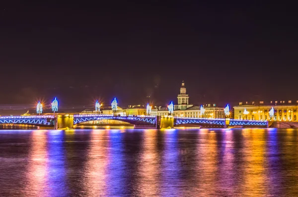 Vista notturna sul ponte del Palazzo di San Pietroburgo — Foto Stock