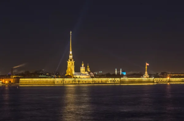 Nachtansicht auf peter und paul festung in saint-petersburg — Stockfoto