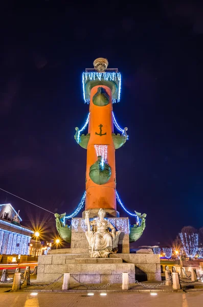 Ночной вид на Ростральную колонну на Васильевском острове в Санкт-Петербурге — стоковое фото