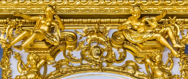 Vista de perto sobre detalhes do interior de ouro no Palácio Catharine — Fotografia de Stock