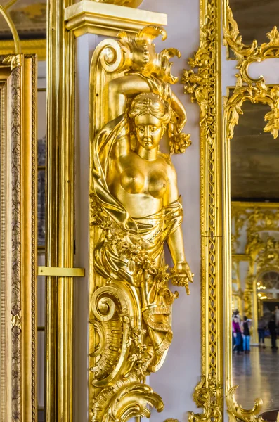 Vista de perto sobre detalhes do interior de ouro no Palácio Catharine — Fotografia de Stock