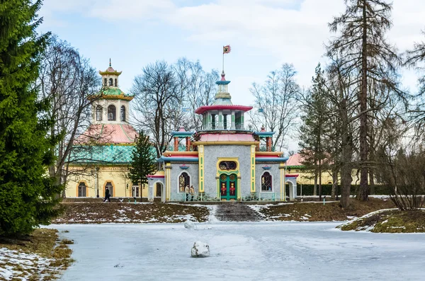 ツァールスコエ ・ セローのキャサリン公園でパビリオンを chinise します。 — ストック写真