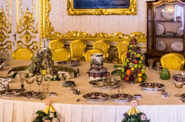 Catherine sarayında antika yemek masası 