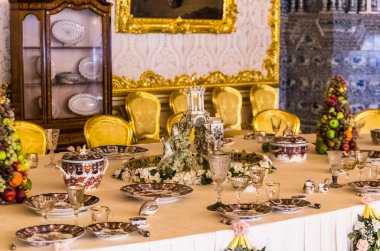Catherine sarayında antika yemek masası 
