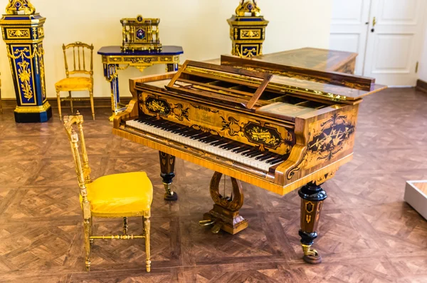 Antique grand piano in Catherine Palace — Stock Photo, Image