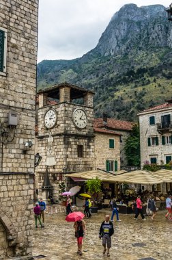 Eski şehir Kotor sokak üzerinde yürüyen insanlar