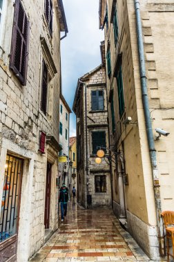 Eski şehir Kotor sokak üzerinde yürüyen insanlar